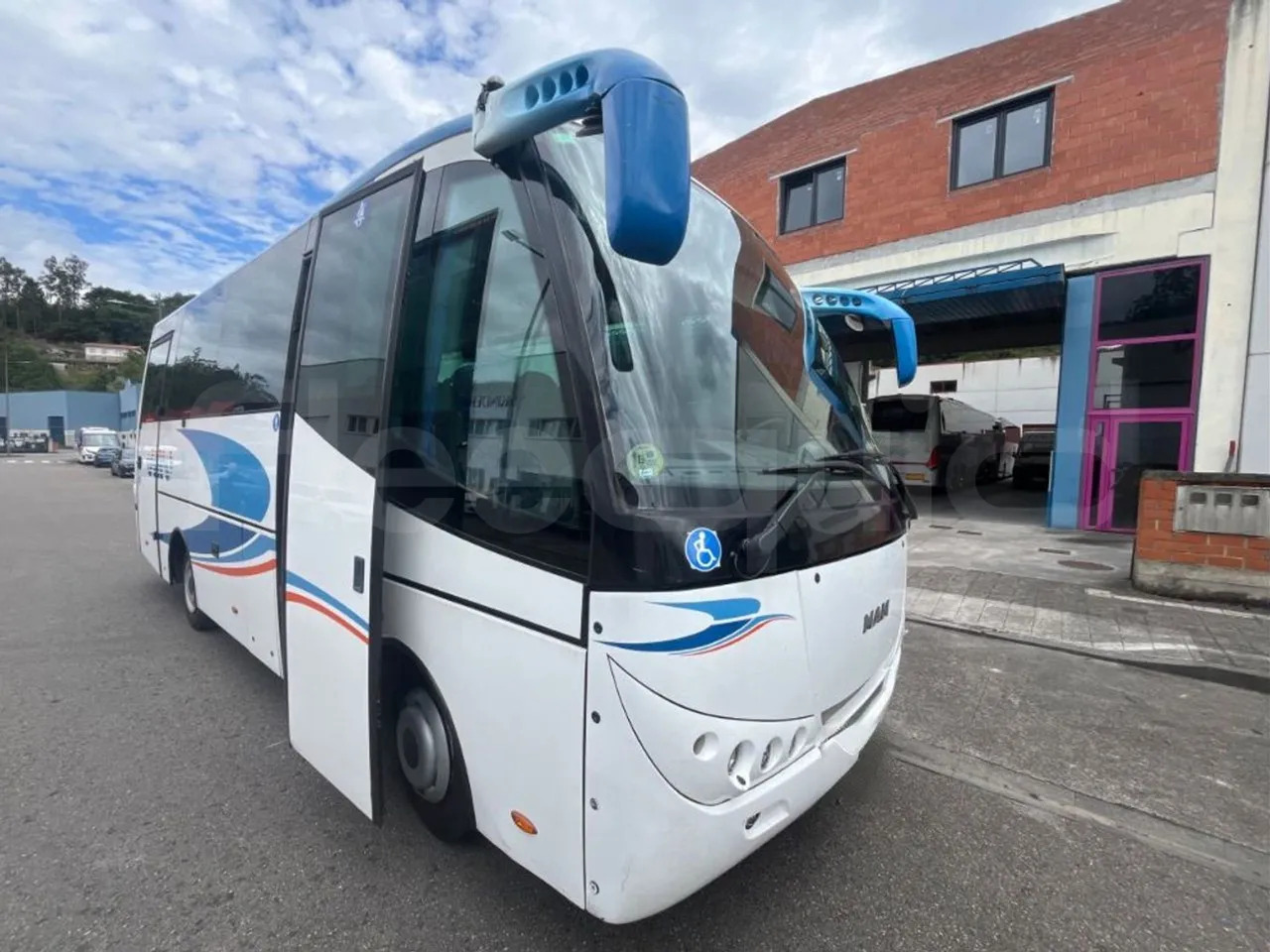 Man Dexon - Coach: picture 1 Man Dexon - Coach: picture 1