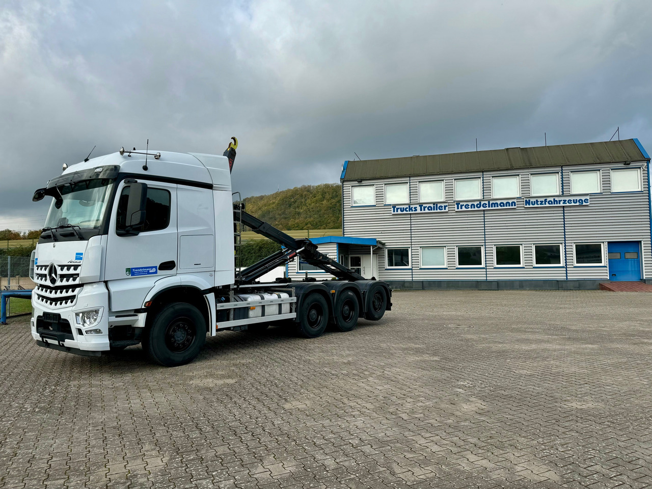 Mercedes-Benz Arocs MP5 3253 8x4 Tridem ARK HIAB 24 to - Hook lift truck: picture 1 Mercedes-Benz Arocs MP5 3253 8x4 Tridem ARK HIAB 24 to - Hook lift truck: picture 1