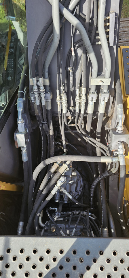 Crawler excavator VOLVO EC220DL: picture 13