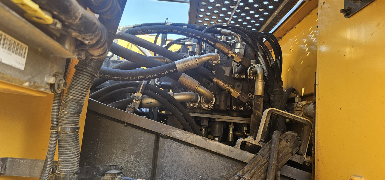 Crawler excavator VOLVO EC220DL: picture 11