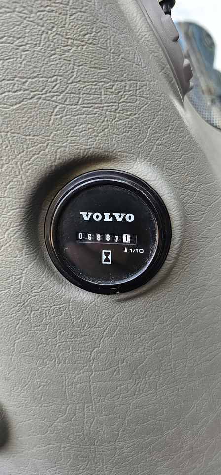 Crawler excavator VOLVO EC220DL: picture 7