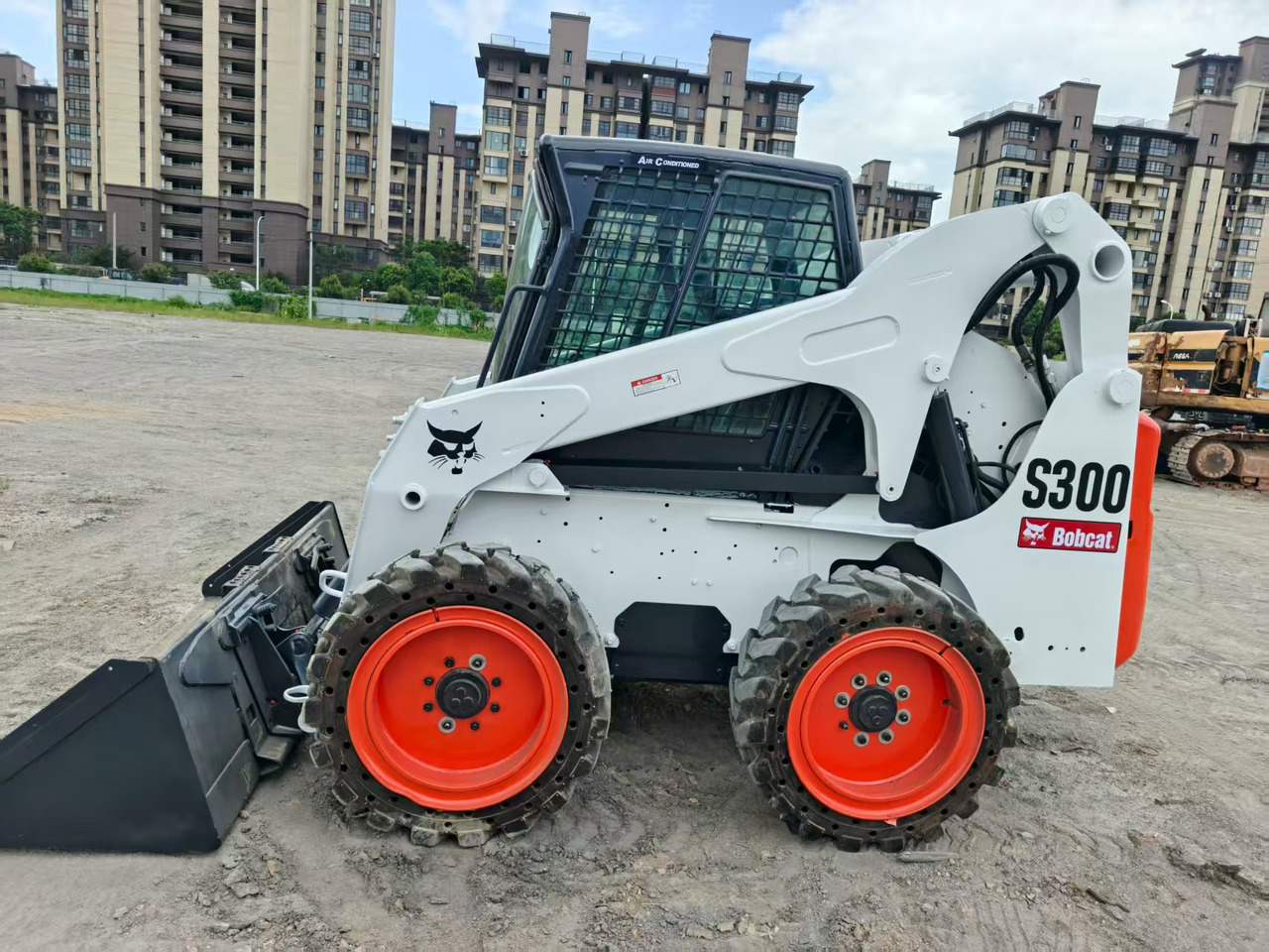BOBCAT skid steer loader S300 Mining/Agriculture/Urban Construction - Skid steer loader: picture 1 BOBCAT skid steer loader S300 Mining/Agriculture/Urban Construction - Skid steer loader: picture 1