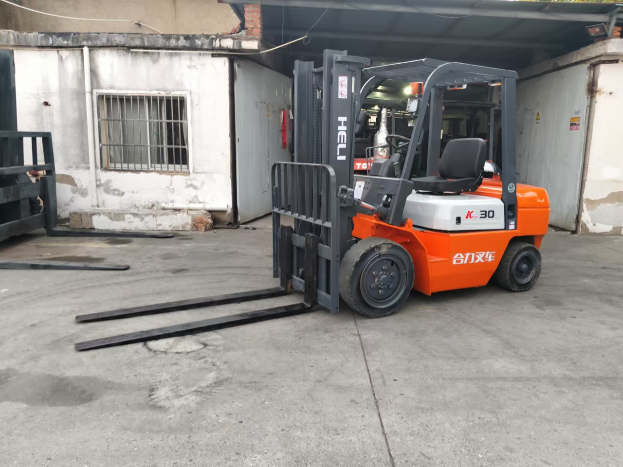 HELI k30 used 3 ton diesel forklift Customizable mast clamps low price - Diesel forklift: picture 2 HELI k30 used 3 ton diesel forklift Customizable mast clamps low price - Diesel forklift: picture 2