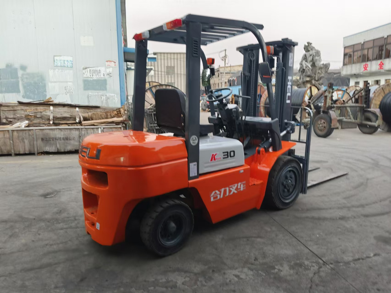 HELI k30 used 3 ton diesel forklift Customizable mast clamps low price - Diesel forklift: picture 4 HELI k30 used 3 ton diesel forklift Customizable mast clamps low price - Diesel forklift: picture 4
