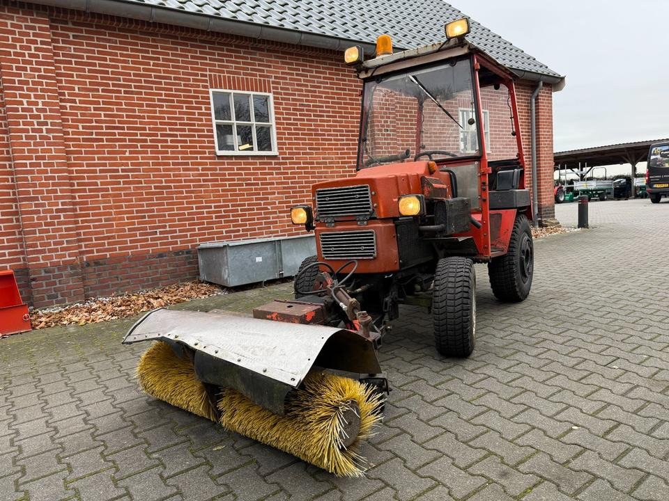 Kleintraktor Hako 3800D Hydrostat mit hydraulischer Kehrbürste - Compact tractor: picture 2 Kleintraktor Hako 3800D Hydrostat mit hydraulischer Kehrbürste - Compact tractor: picture 2