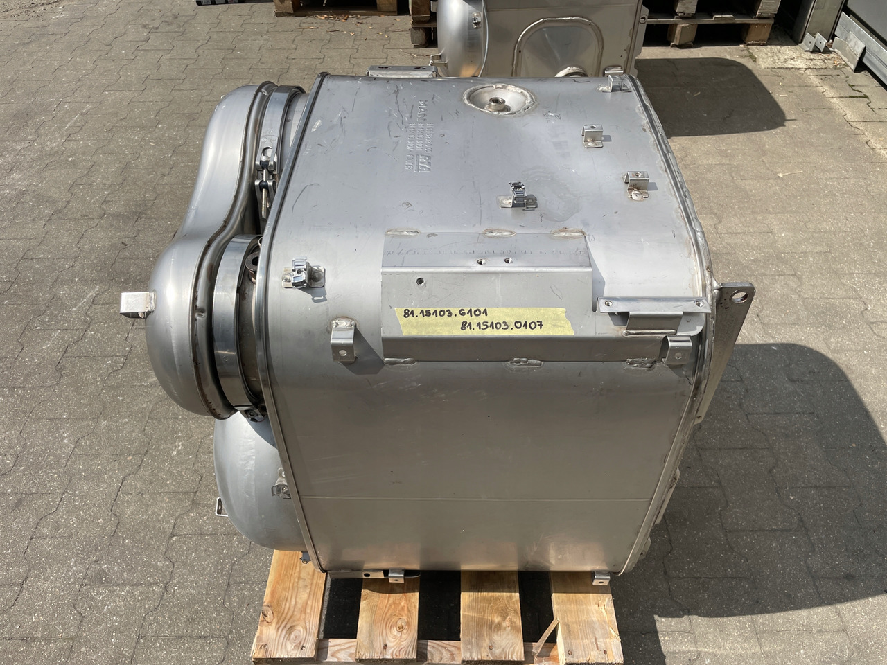 KATALIZATOR MAN TGX TGS EURO 6 DPF TŁUMIK WYDECH 81151036101 - Catalytic converter for Truck: picture 2 KATALIZATOR MAN TGX TGS EURO 6 DPF TŁUMIK WYDECH 81151036101 - Catalytic converter for Truck: picture 2