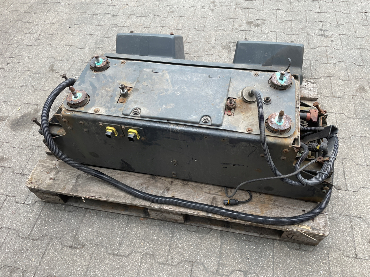 SKRZYNIA SKRZYNKA NA AKUMULATORY MAN TGX TGS 81418606147 - Battery for Truck: picture 4 SKRZYNIA SKRZYNKA NA AKUMULATORY MAN TGX TGS 81418606147 - Battery for Truck: picture 4