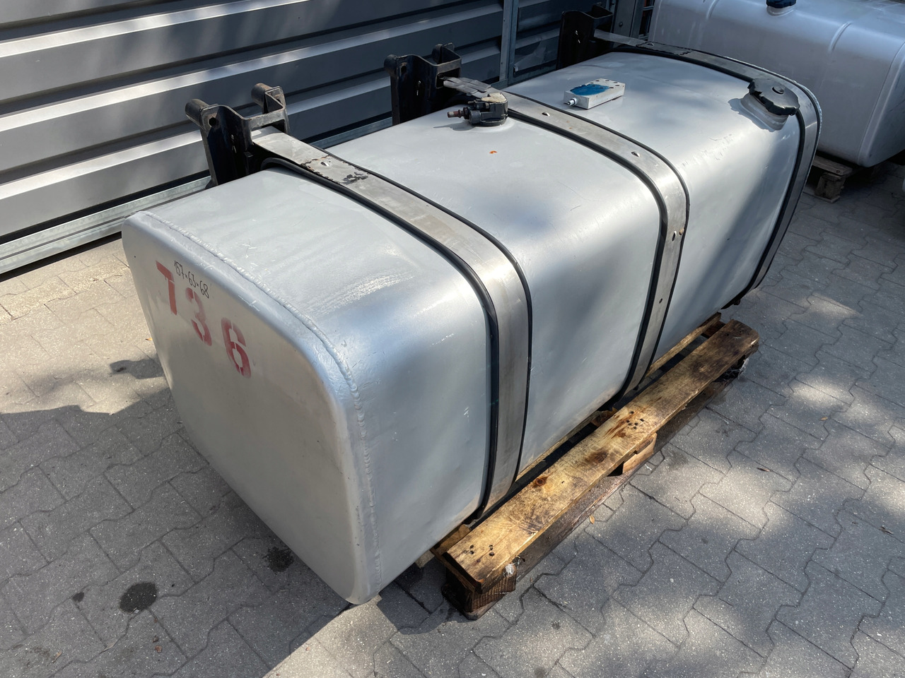 ZBIORNIK PALIWA MAN F 2000, F90 TGA TGX TGS 600 , 700 L - Fuel tank for Truck: picture 2 ZBIORNIK PALIWA MAN F 2000, F90 TGA TGX TGS 600 , 700 L - Fuel tank for Truck: picture 2