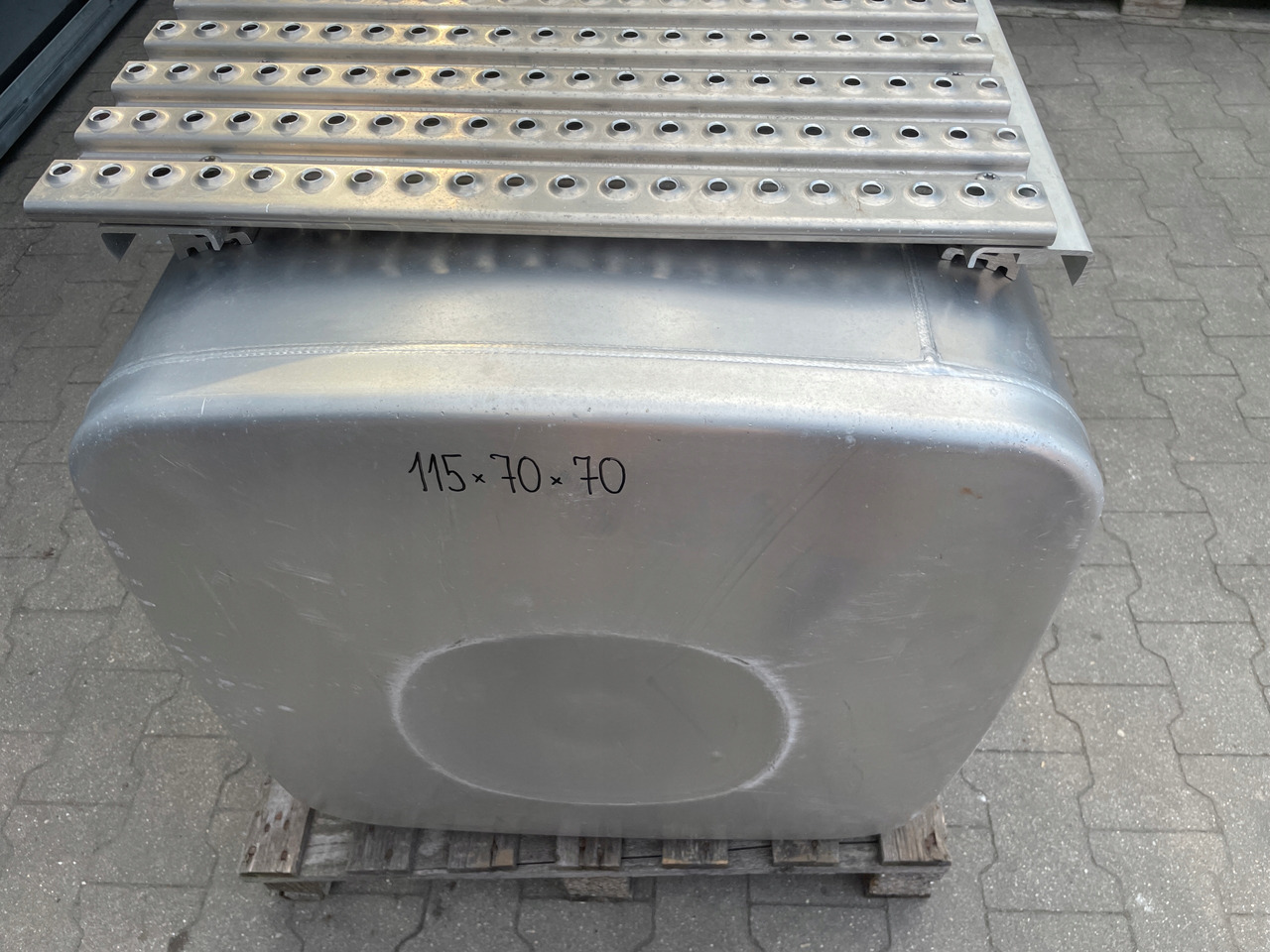 ZBIORNIK PALIWA MAN TGA TGX TGS 460 L 81122016831 - Fuel tank for Truck: picture 3 ZBIORNIK PALIWA MAN TGA TGX TGS 460 L 81122016831 - Fuel tank for Truck: picture 3