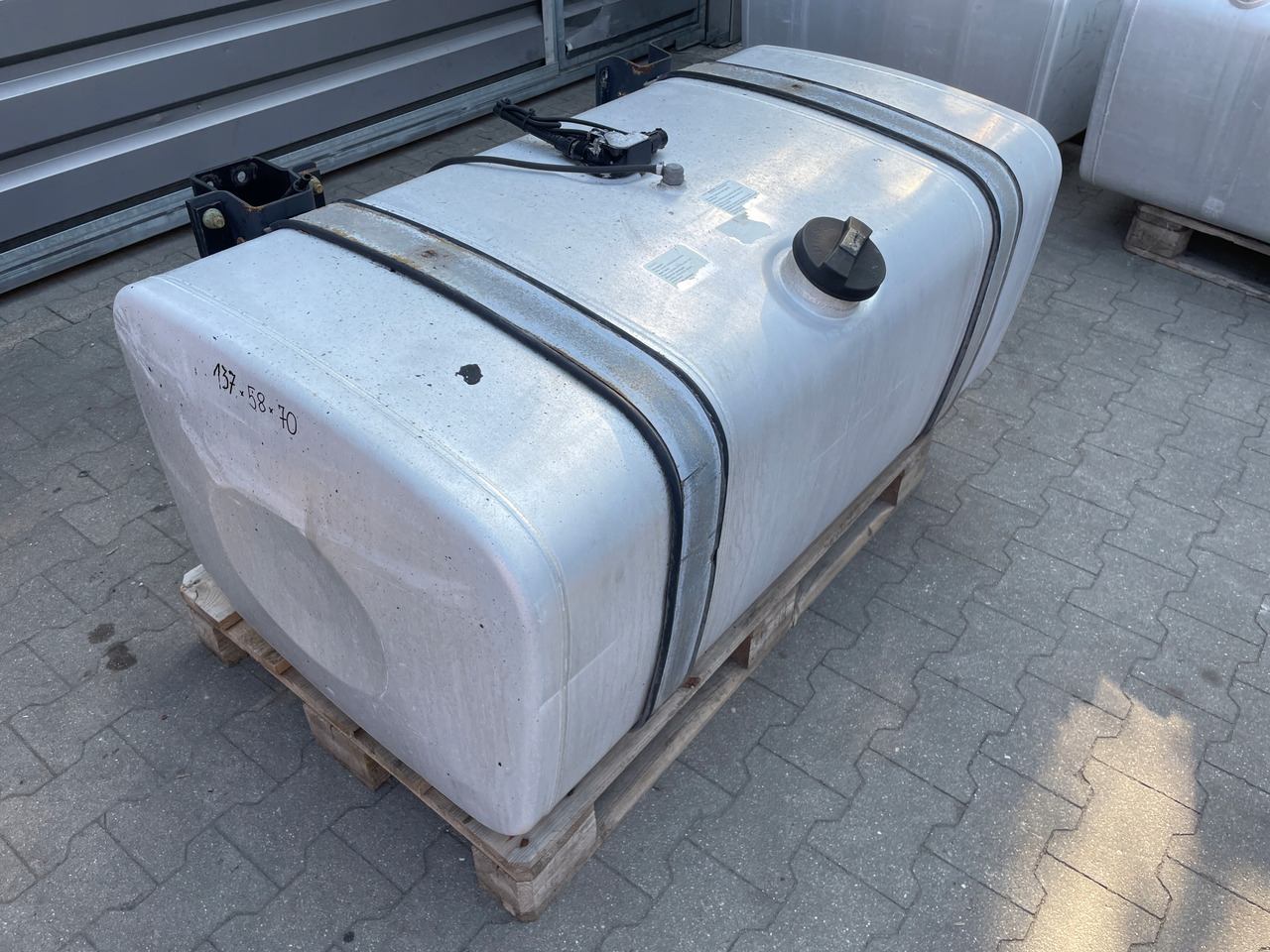 ZBIORNIK PALIWA MAN TGA TGX TGS 480 L LOW DECK 81122015841 - Fuel tank for Truck: picture 2 ZBIORNIK PALIWA MAN TGA TGX TGS 480 L LOW DECK 81122015841 - Fuel tank for Truck: picture 2