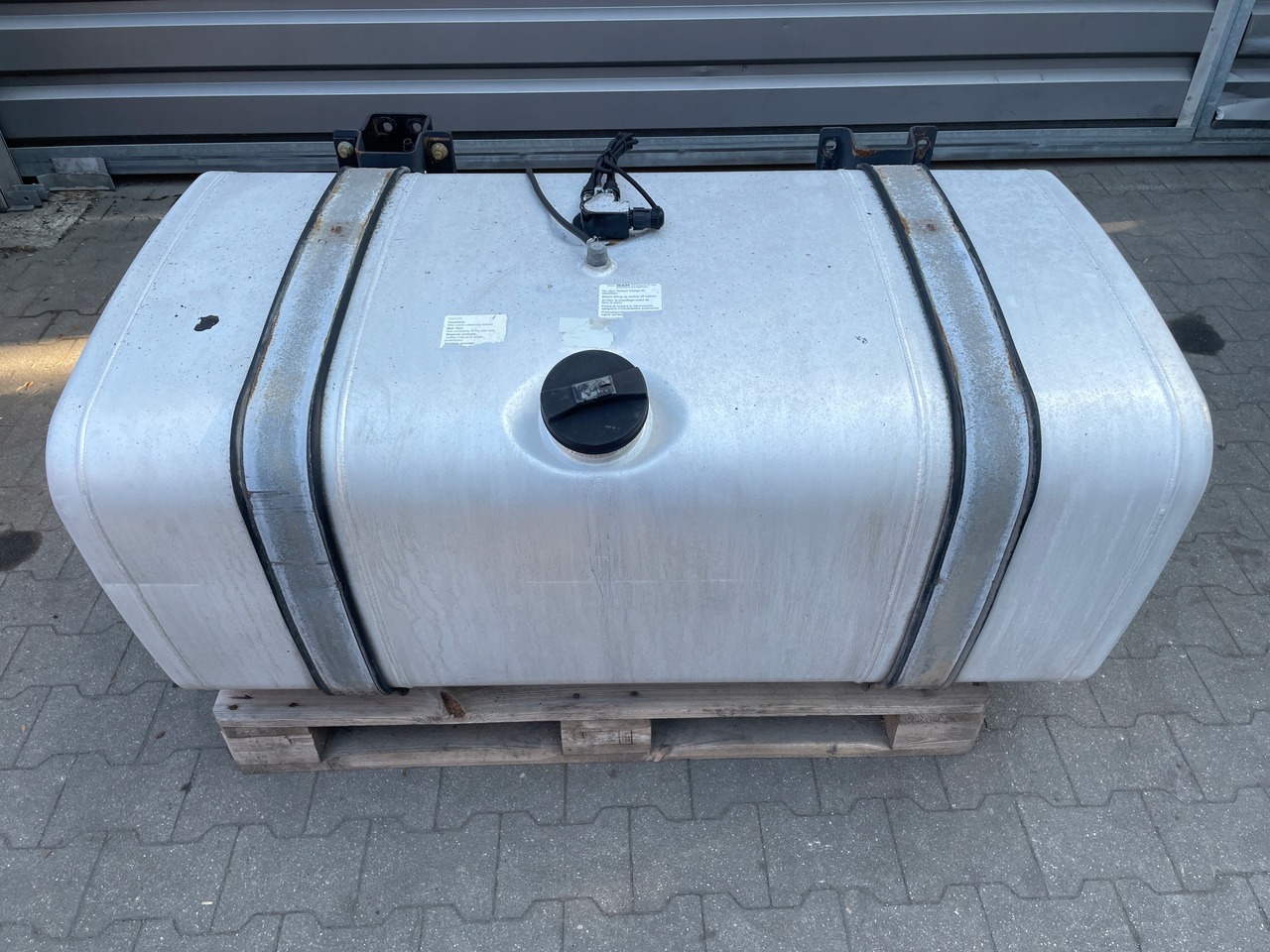 ZBIORNIK PALIWA MAN TGA TGX TGS 480 L LOW DECK 81122015841 - Fuel tank for Truck: picture 1 ZBIORNIK PALIWA MAN TGA TGX TGS 480 L LOW DECK 81122015841 - Fuel tank for Truck: picture 1