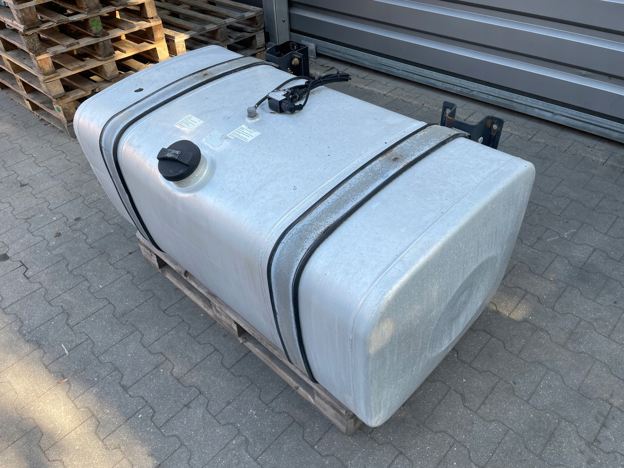 ZBIORNIK PALIWA MAN TGA TGX TGS 480 L LOW DECK 81122015841 - Fuel tank for Truck: picture 3 ZBIORNIK PALIWA MAN TGA TGX TGS 480 L LOW DECK 81122015841 - Fuel tank for Truck: picture 3