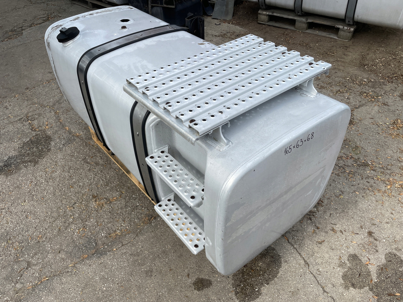 ZBIORNIK PALIWA MAN TGX TGS TGA 590 L 81122015663 - Fuel tank for Truck: picture 3 ZBIORNIK PALIWA MAN TGX TGS TGA 590 L 81122015663 - Fuel tank for Truck: picture 3