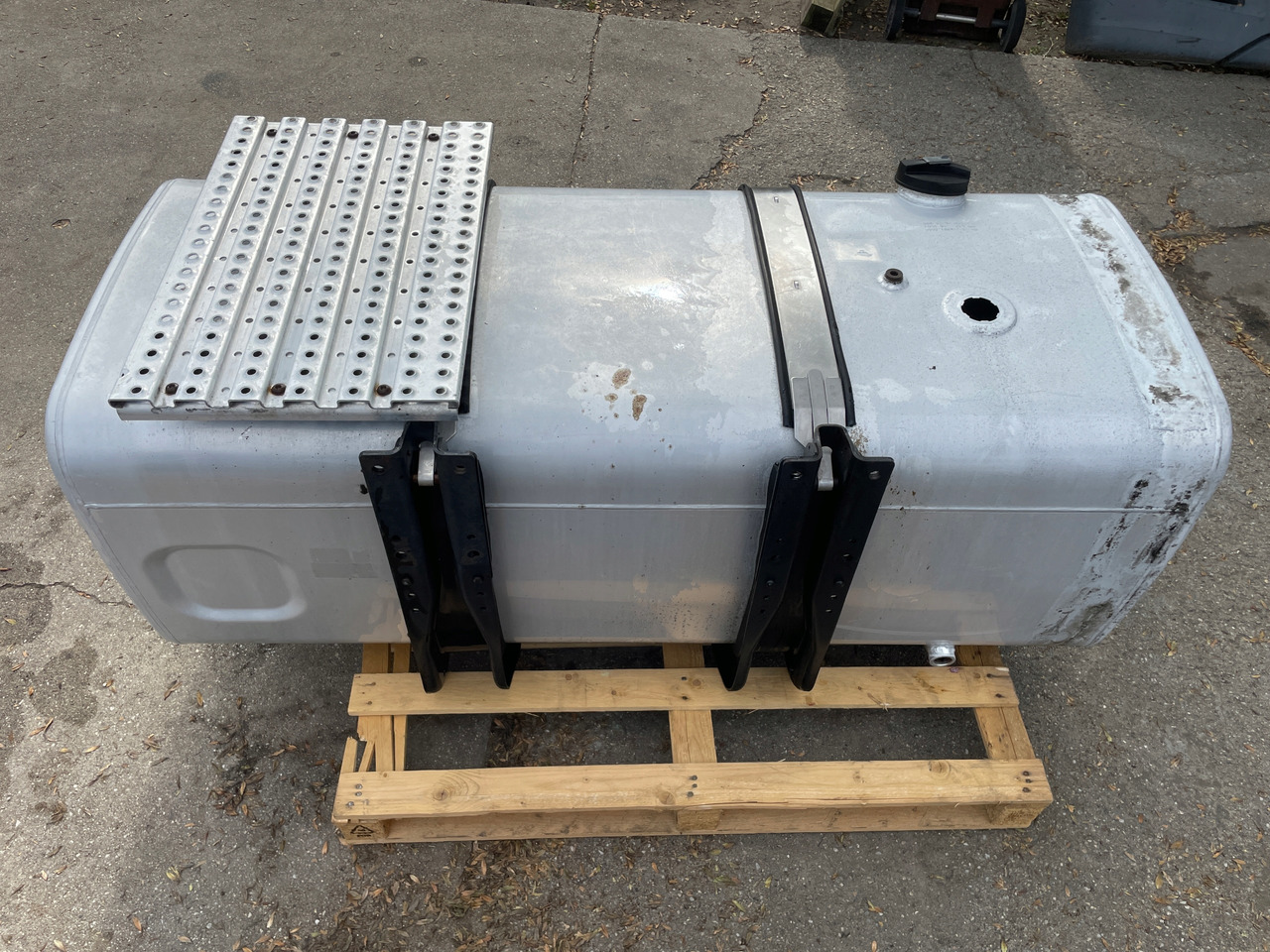 ZBIORNIK PALIWA MAN TGX TGS TGA 590 L 81122015663 - Fuel tank for Truck: picture 5 ZBIORNIK PALIWA MAN TGX TGS TGA 590 L 81122015663 - Fuel tank for Truck: picture 5