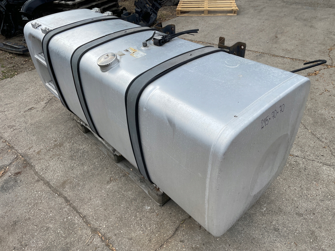 ZBIORNIK PALIWA MAN TGX TGS TGX3 TG3 910 L 81122016846 - Fuel tank for Truck: picture 3 ZBIORNIK PALIWA MAN TGX TGS TGX3 TG3 910 L 81122016846 - Fuel tank for Truck: picture 3