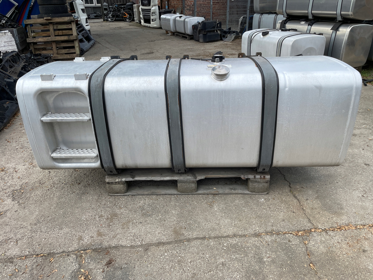 ZBIORNIK PALIWA MAN TGX TGS TGX3 TG3 910 L 81122016846 - Fuel tank for Truck: picture 1 ZBIORNIK PALIWA MAN TGX TGS TGX3 TG3 910 L 81122016846 - Fuel tank for Truck: picture 1