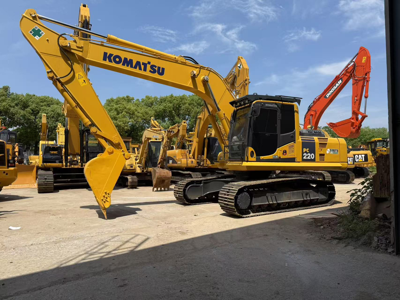 Komatsu PC220-8 - Crawler excavator: picture 2 Komatsu PC220-8 - Crawler excavator: picture 2