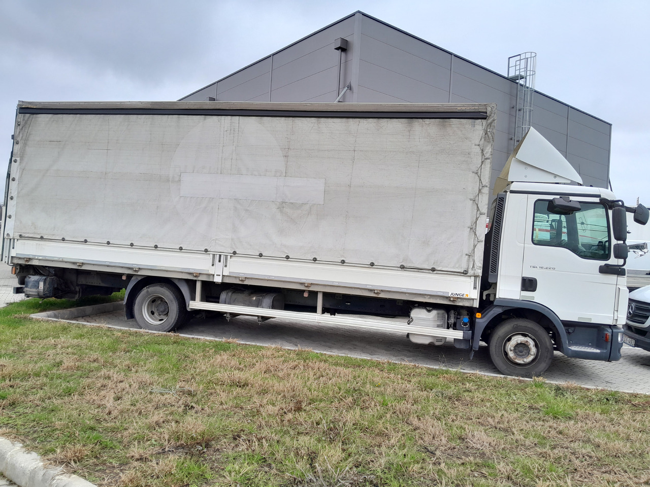 MAN TGL 12.220 Tail Lift Manual - Curtainsider truck: picture 4 MAN TGL 12.220 Tail Lift Manual - Curtainsider truck: picture 4