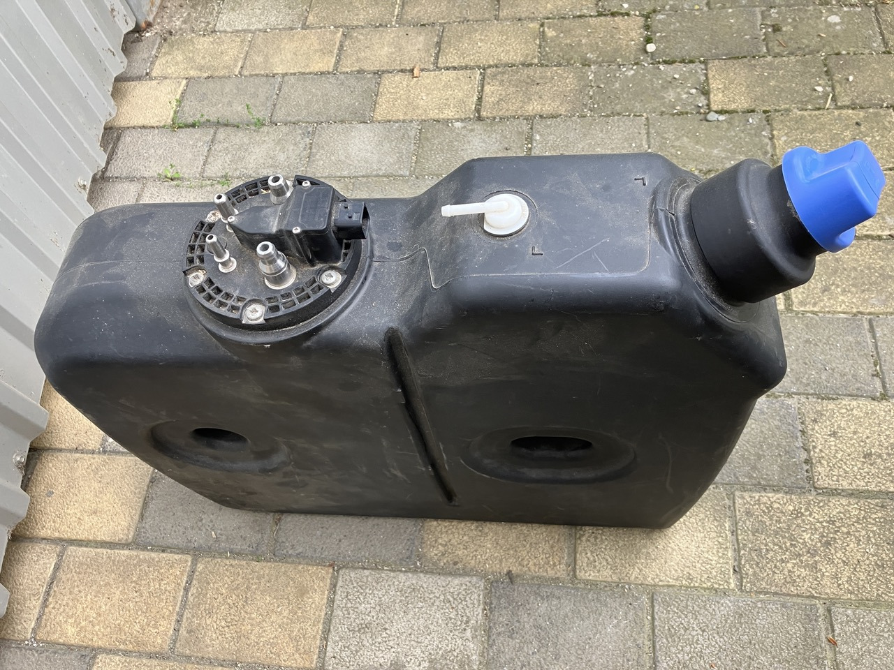 MERCEDES-BENZ A9674700815 - AdBlue tank for Truck: picture 5 MERCEDES-BENZ A9674700815 - AdBlue tank for Truck: picture 5