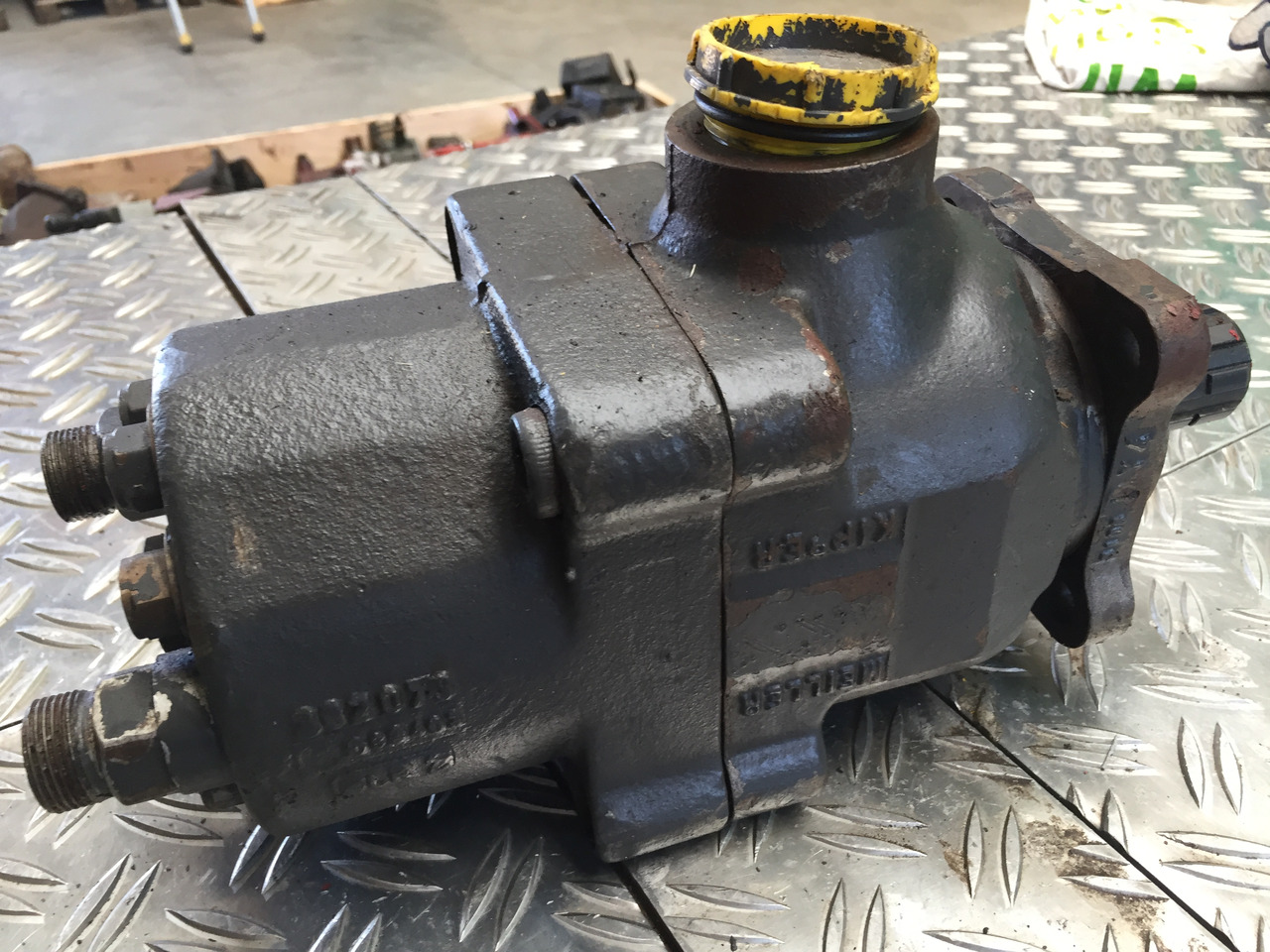 Gebrauchte Hydraulikpumpe, Meiller Kipper, Artikel-Nr. : 382 143 - Hydraulic pump for Truck: picture 1 Gebrauchte Hydraulikpumpe, Meiller Kipper, Artikel-Nr. : 382 143 - Hydraulic pump for Truck: picture 1