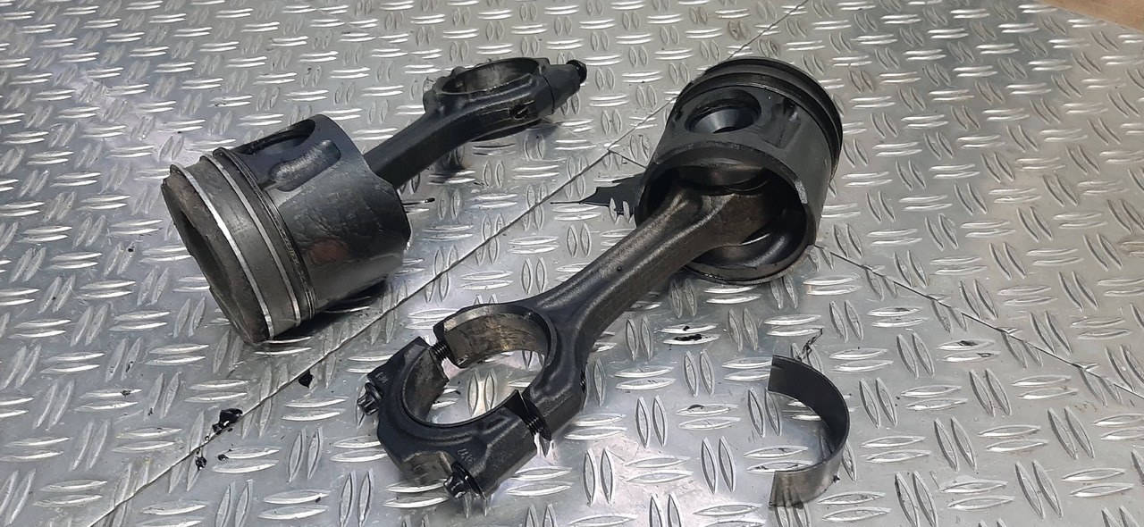 Gebrauchte Motorkolben vom MAN TGL 8.180, Typ D0834 LF 51, Artikel - Nr. : 81.99999 - 9999 - Piston/ Ring/ Bushing for Truck: picture 1 Gebrauchte Motorkolben vom MAN TGL 8.180, Typ D0834 LF 51, Artikel - Nr. : 81.99999 - 9999 - Piston/ Ring/ Bushing for Truck: picture 1