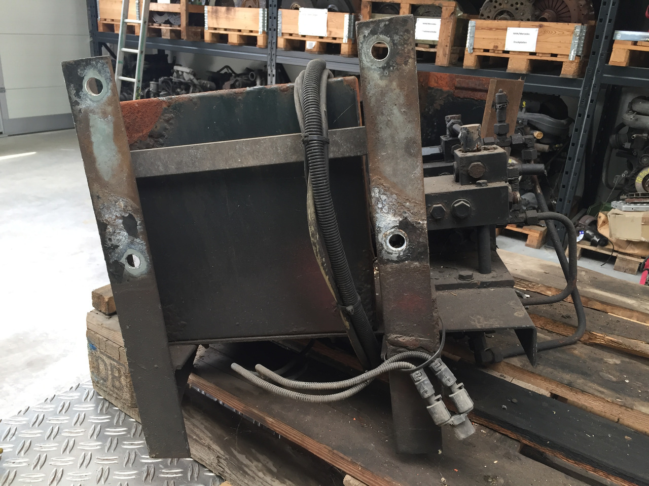 Gebrauchter MAN TGA 26.480 BDF Hydraulik Steuerung, Artikel - Nr. : 81.99999 - 9999 - Hydraulics for Truck: picture 4 Gebrauchter MAN TGA 26.480 BDF Hydraulik Steuerung, Artikel - Nr. : 81.99999 - 9999 - Hydraulics for Truck: picture 4