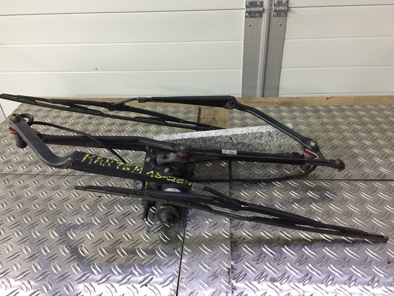 Gebrauchter Scheibenwischer MAN TGM 15.280 mit Wischmotor Artikel - Nr.: 81.26411-6118 - Wiper for Truck: picture 3 Gebrauchter Scheibenwischer MAN TGM 15.280 mit Wischmotor Artikel - Nr.: 81.26411-6118 - Wiper for Truck: picture 3