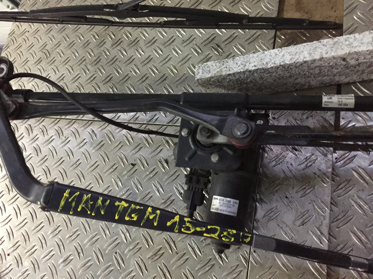 Gebrauchter Scheibenwischer MAN TGM 15.280 mit Wischmotor Artikel - Nr.: 81.26411-6118 - Wiper for Truck: picture 1 Gebrauchter Scheibenwischer MAN TGM 15.280 mit Wischmotor Artikel - Nr.: 81.26411-6118 - Wiper for Truck: picture 1