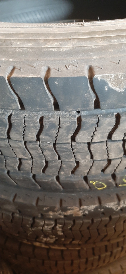 Neuwertige GoodYear Reifen ohne Felgen, 215 / 75 R17,5 Artikel - Nr. : 81.99999 - 9999 - Tire for Truck: picture 4 Neuwertige GoodYear Reifen ohne Felgen, 215 / 75 R17,5 Artikel - Nr. : 81.99999 - 9999 - Tire for Truck: picture 4