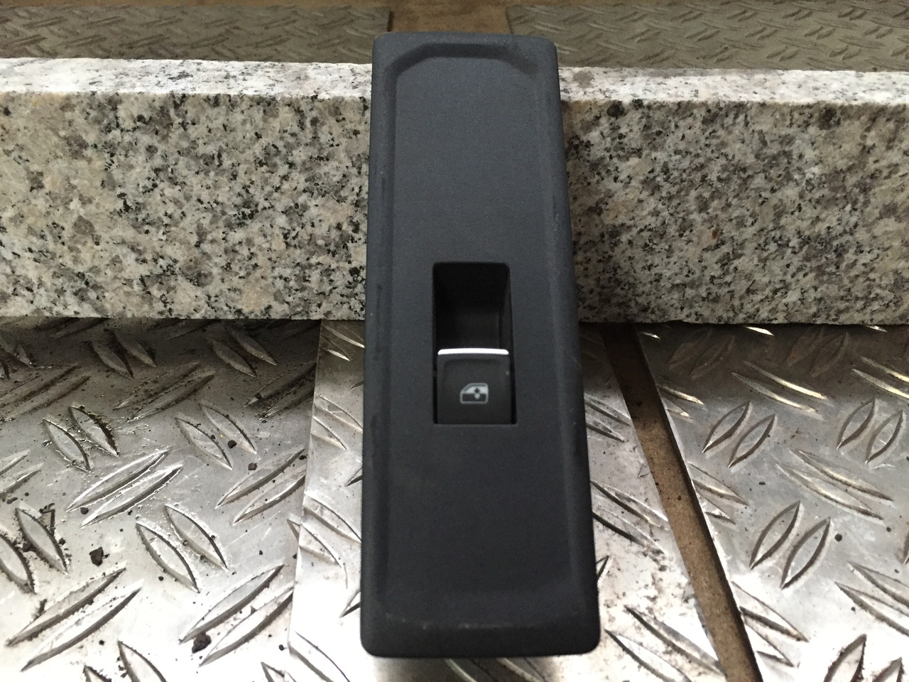 Neuwertiges Türsteuermodul MAN TGM / TG3 rechts, Artikel - Nr.: 81. 99999 - 9999 - Electrical system for Truck: picture 1 Neuwertiges Türsteuermodul MAN TGM / TG3 rechts, Artikel - Nr.: 81. 99999 - 9999 - Electrical system for Truck: picture 1