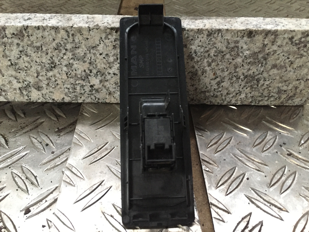 Neuwertiges Türsteuermodul MAN TGM / TG3 rechts, Artikel - Nr.: 81. 99999 - 9999 - Electrical system for Truck: picture 3 Neuwertiges Türsteuermodul MAN TGM / TG3 rechts, Artikel - Nr.: 81. 99999 - 9999 - Electrical system for Truck: picture 3