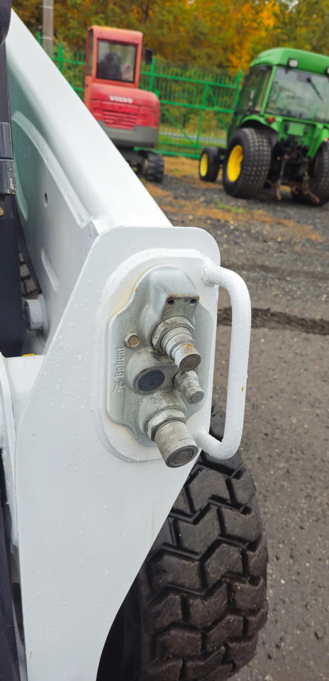 Skid steer loader BOBCAT S570: picture 8