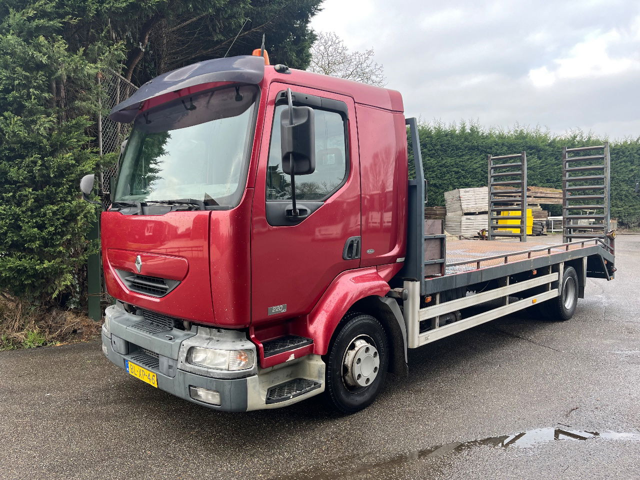 Renault Midlum 220 - Dropside/ Flatbed truck: picture 1 Renault Midlum 220 - Dropside/ Flatbed truck: picture 1