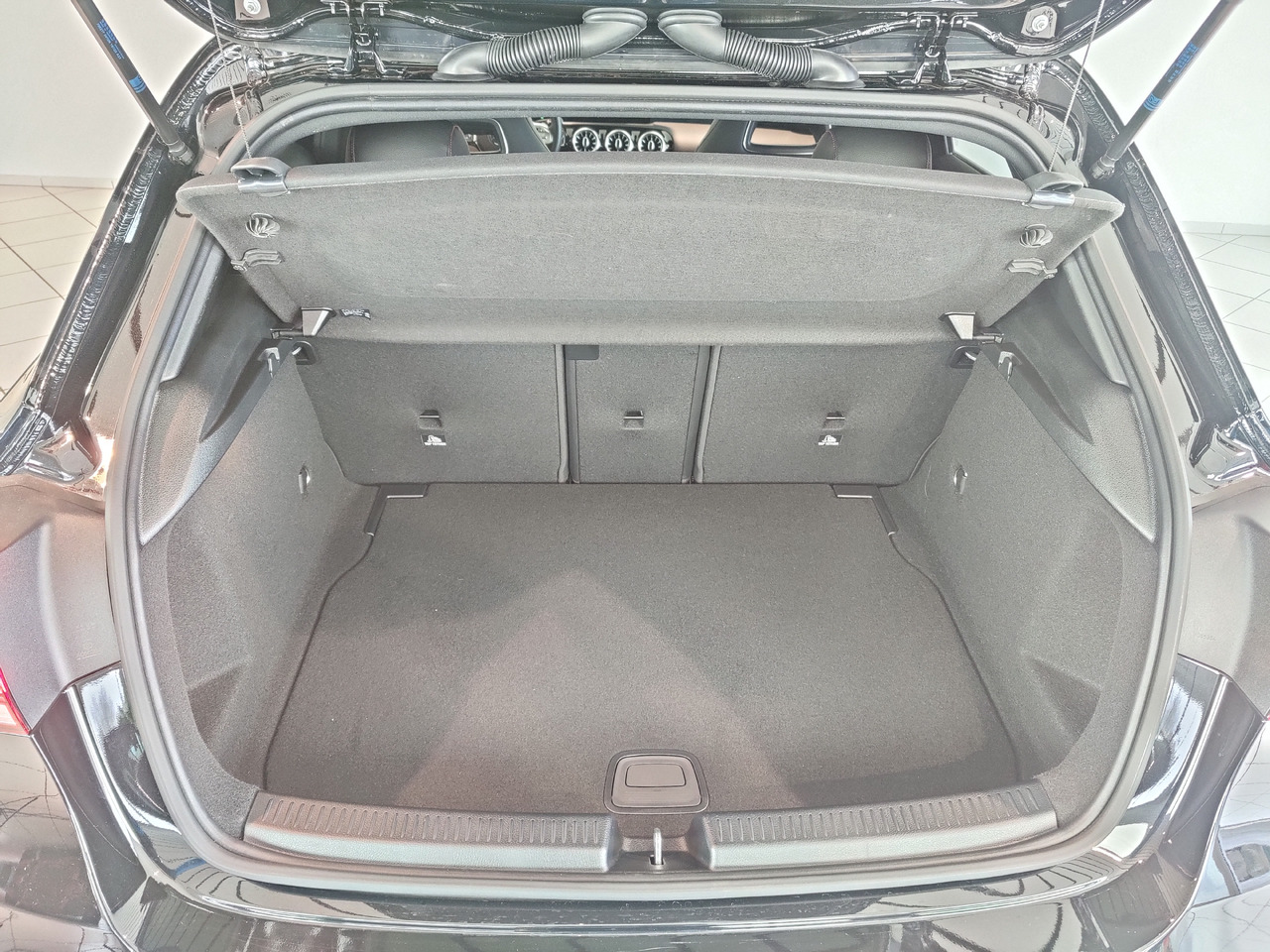 Sedan Mercedes-Benz A 220 d Navi LED Park RüKam AHK: picture 13 Sedan Mercedes-Benz A 220 d Navi LED Park RüKam AHK: picture 13