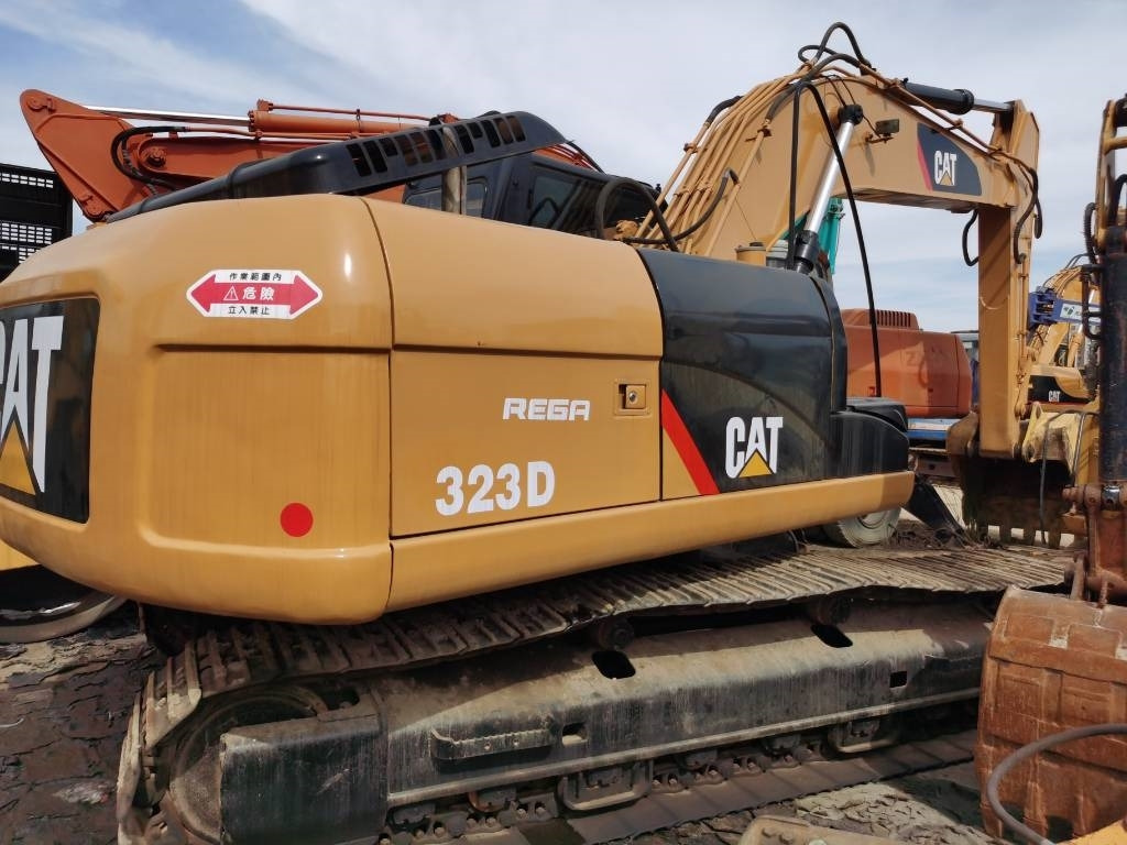 CAT 323D - Crawler excavator: picture 2 CAT 323D - Crawler excavator: picture 2