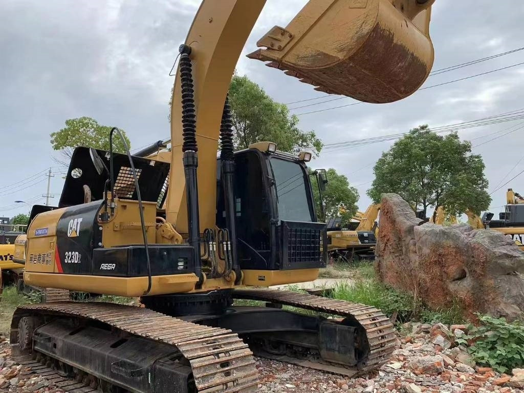 CAT 323D - Crawler excavator: picture 1 CAT 323D - Crawler excavator: picture 1