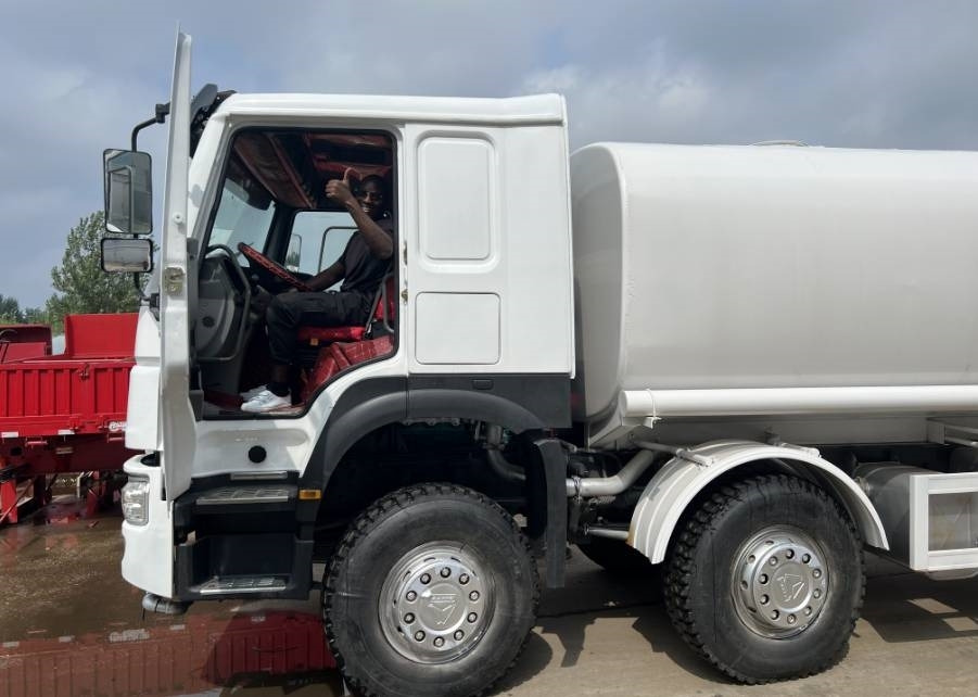 Shacman F3000 6x4 - Tank truck: picture 5 Shacman F3000 6x4 - Tank truck: picture 5