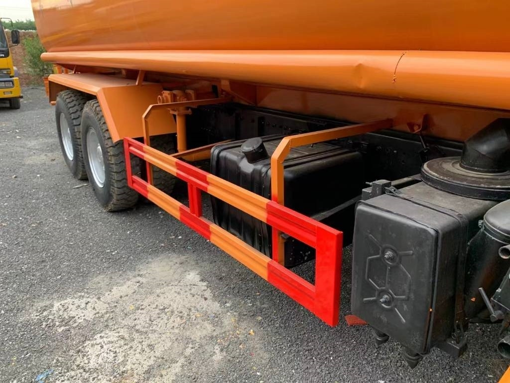 Shacman F3000 6x4 - Tank truck: picture 2 Shacman F3000 6x4 - Tank truck: picture 2
