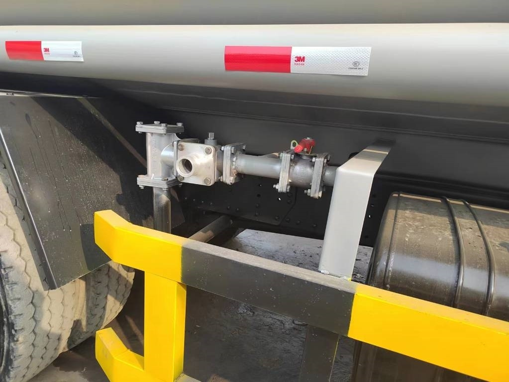 Shacman F3000 6x4 - Tank truck: picture 5 Shacman F3000 6x4 - Tank truck: picture 5