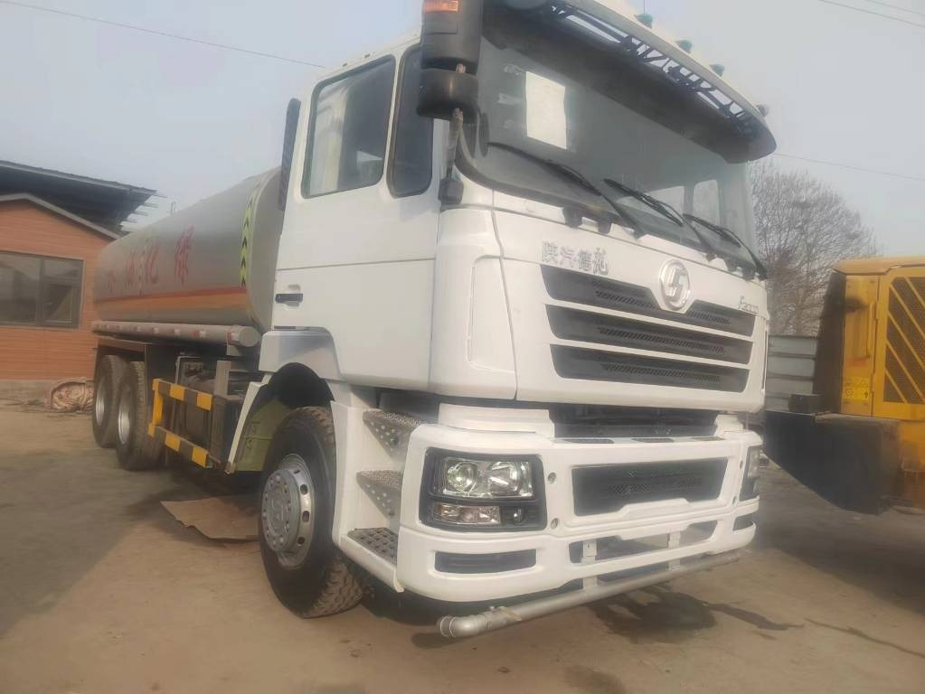 Shacman F3000 6x4 - Tank truck: picture 1 Shacman F3000 6x4 - Tank truck: picture 1