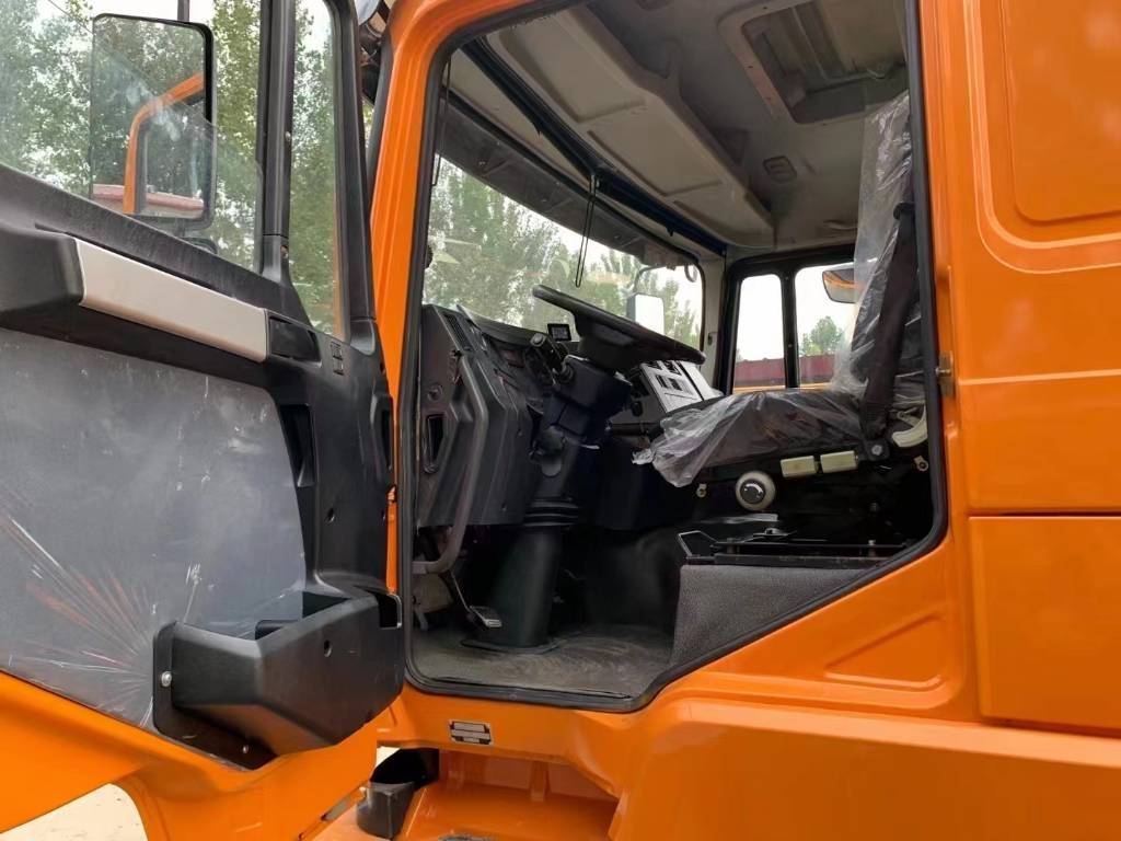 Shacman F3000 6x4 - Tank truck: picture 4 Shacman F3000 6x4 - Tank truck: picture 4