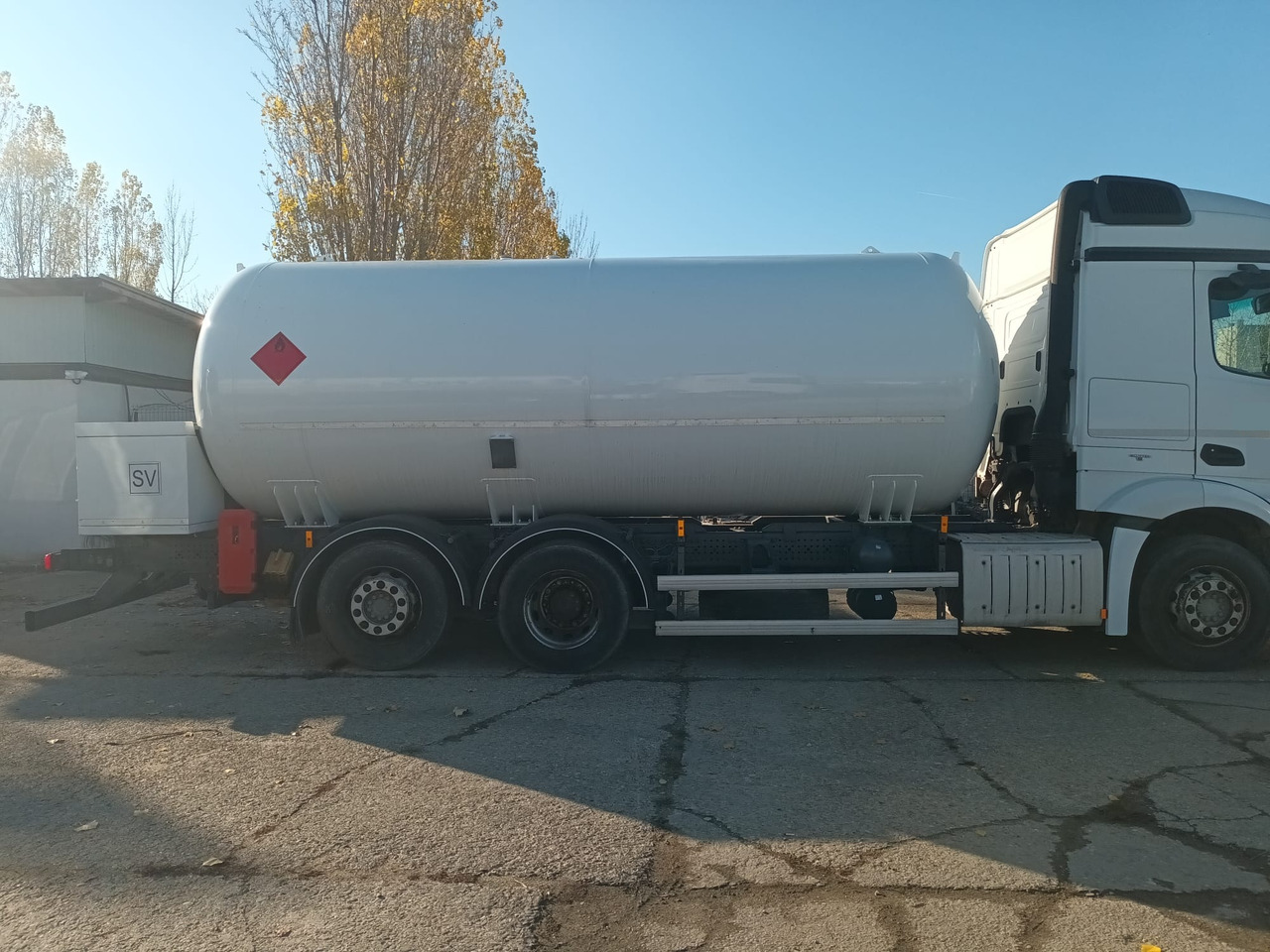MERCEDES-BENZ Actros 2542 LKG Tanker 6x2 - Tank truck: picture 4 MERCEDES-BENZ Actros 2542 LKG Tanker 6x2 - Tank truck: picture 4