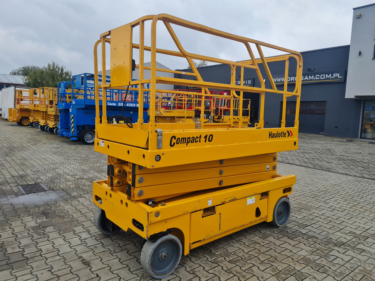 Haulotte Compact 10 - Scissor lift: picture 3 Haulotte Compact 10 - Scissor lift: picture 3