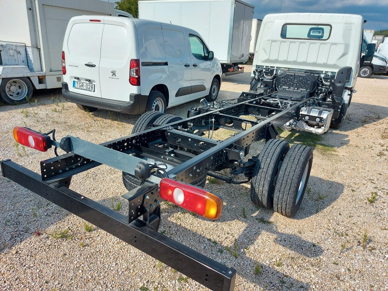 Mitsubishi Canter Fuso Fahrgestell mit wählbar Aufbau - Cab chassis truck: picture 3 Mitsubishi Canter Fuso Fahrgestell mit wählbar Aufbau - Cab chassis truck: picture 3