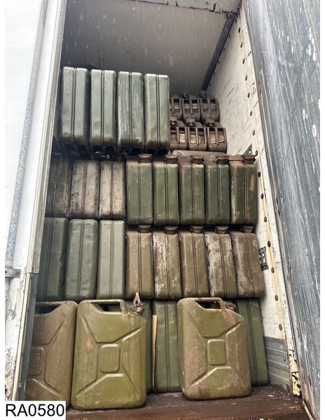 Fruehauf gesloten bak Estimated 3000 Jerrycans - Closed box semi-trailer: picture 5 Fruehauf gesloten bak Estimated 3000 Jerrycans - Closed box semi-trailer: picture 5