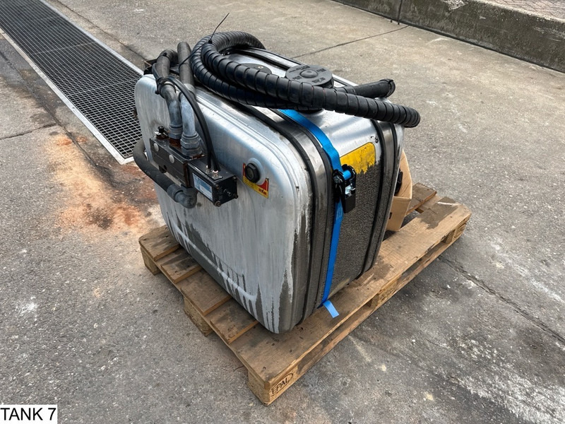 HYVA Tank, pump, hoses, control valve - Hydraulic tank: picture 3 HYVA Tank, pump, hoses, control valve - Hydraulic tank: picture 3