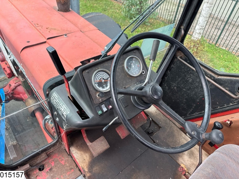 International 955A - Farm tractor: picture 5 International 955A - Farm tractor: picture 5