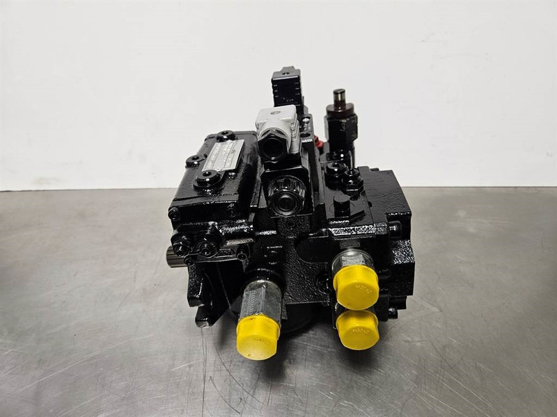 Giant 451T-Bondioli& Pavesi M4PV28-28-Drive pump/Rijpomp - Hydraulics for Construction machinery: picture 4 Giant 451T-Bondioli& Pavesi M4PV28-28-Drive pump/Rijpomp - Hydraulics for Construction machinery: picture 4