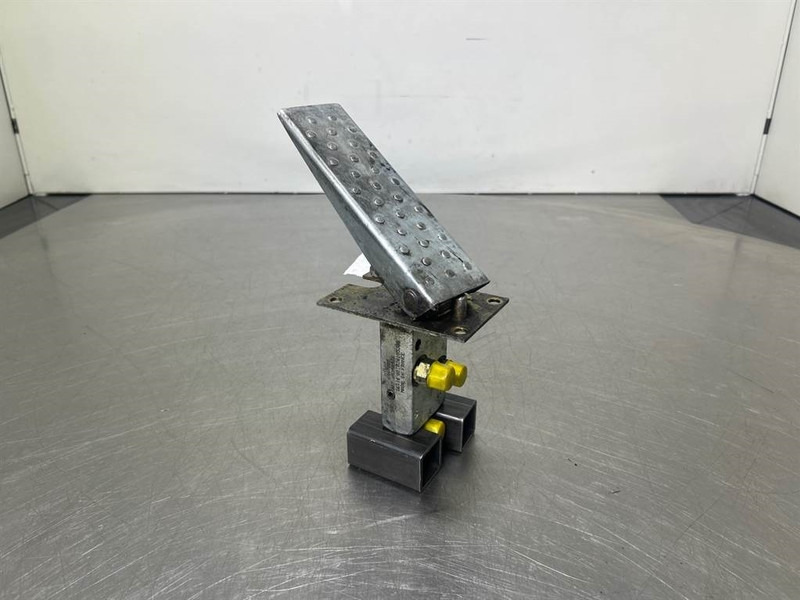 Terex TW150-Atlas 6049419/6047885-Gas pedal - Cab and interior for Construction machinery: picture 1 Terex TW150-Atlas 6049419/6047885-Gas pedal - Cab and interior for Construction machinery: picture 1