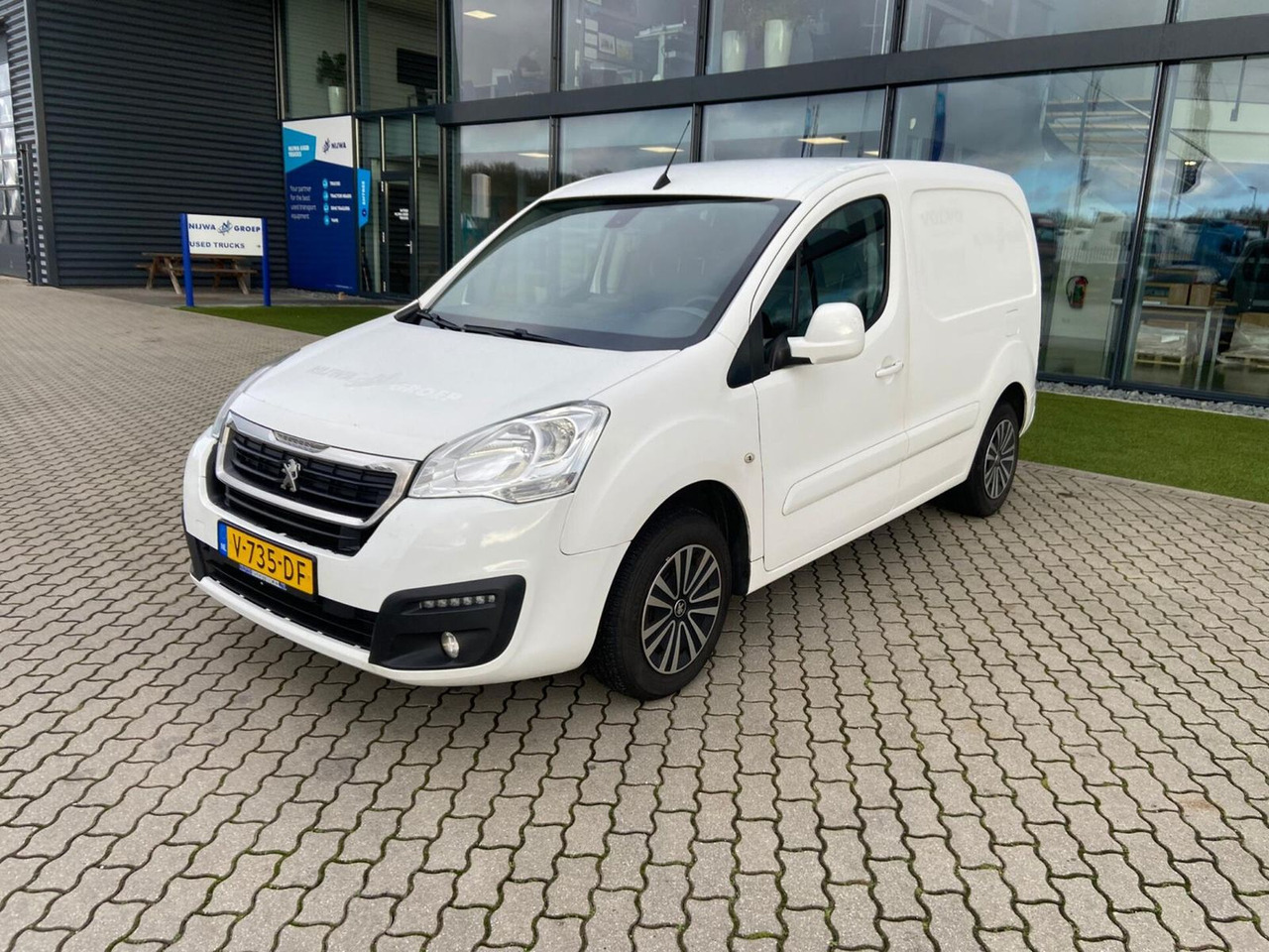 Peugeot Partner Parkeersensoren + Navigatie Kasten - Small van: picture 1 Peugeot Partner Parkeersensoren + Navigatie Kasten - Small van: picture 1